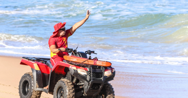 Bombeiros salvam dois turistas vítimas de afogamento na Praia do Francês