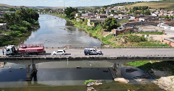 Vídeo: caminhão perde freio e só para após bater contra proteção de ponte em Atalaia